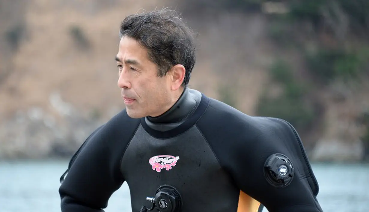 Yasuo Takamatsu rela menyelam berbulan-bulan demi menemukan jasad istrinya yang tersapu Tsunami pada 11 Maret 2011 (AFP Photo/Toru Yamanaka)