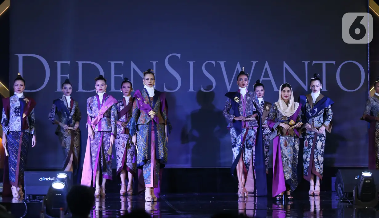 Model membawakan karya Deden Siswanto dalam Selaras Wastra saat  Selaras Wastra saat  Cita & Cipta 2024 Liputan6 x Fimela di Shangrila Hotel, Jakarta, Rabu (31/7/2024). (Liputan6.com/Angga Yuniar)