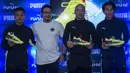 Pesepak bola, Osvaldo Haay, Julian Faubert dan Hanif Sjahbandi memperkenalkan sepatu Puma Future 18.1 di Taman Menteng, Jakarta, Jumat (9/3/2018). Puma Future 18.1 dirancang untuk pengepasan saat pemakaian. (Bola.com/Vitalis Yogi Trisna)