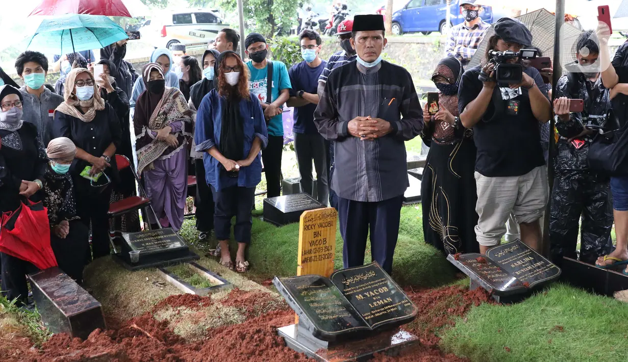 Kerabat berdoa usai pemakaman jenazah mantan penggawa Timnas Indonesia, Ricky Yacobi di TPU Tanah Kusir, Jakarta, Sabtu (21/11/2020). Ricky Yacobi meninggal dunia, Sabtu (21/11). Ricky Yacobi merupakan striker andalan Timnas Indonesia era 1980 hingga 1990 an. (Liputan6.com/Helmi Fithriansyah)