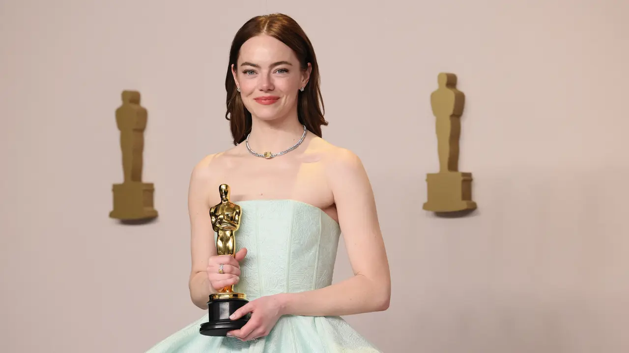 Emma Stone, pemenang penghargaan Aktris Terbaik dalam Peran Utama untuk film Poor Things.