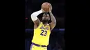Pebasket Los Angeles Lakers, LeBron James berusaha mencetak poin dalam laga lanjutan NBA melawan New Orleans Pelicans di Crypto Arena, Los Angeles, Rabu (05/03/2025) pagi WIB. (AP Photo/Jae C. Hong)