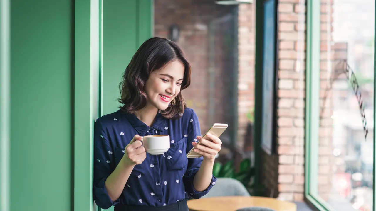 wanita februari ponsel
