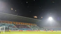 Duel PSIS vs Madura United di Stadion Moch. Soebroto, Magelang (17/12/2019), sempat diwarnai kerumunan serangga. (Bola.com/Vincetius Atmaja)