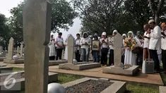 Warga Kompleks Zeni Mampang melakukan ziarah di TMP Kalibata, Jakarta, Minggu, (1/11/2015). Mereka akan membongkar makam keluarga mereka di TMP jika pemerintah melakukan penggusuran terhadap rumah mereka. (Liputan6.com/Johan Tallo)