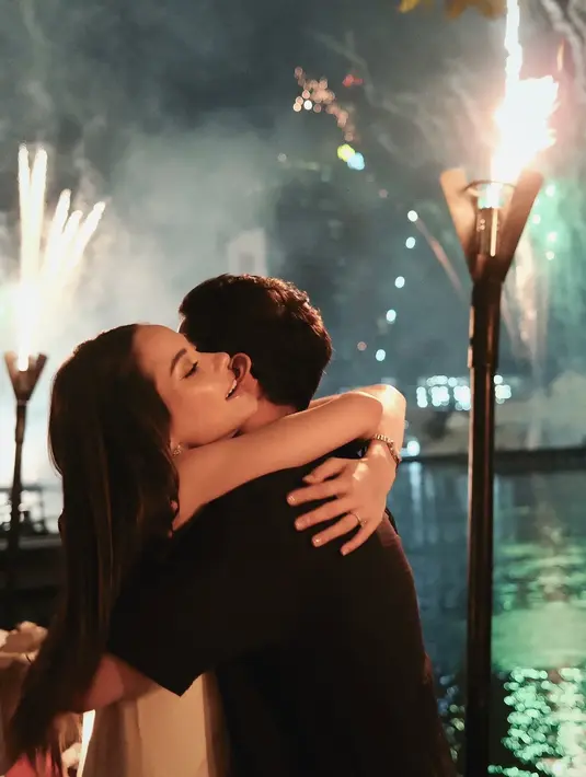 Tampilan mereka tidak hanya menarik perhatian tetapi juga bisa menjadi inspirasi gaya liburan yang effortless namun tetap memukau. [@alghazali7].