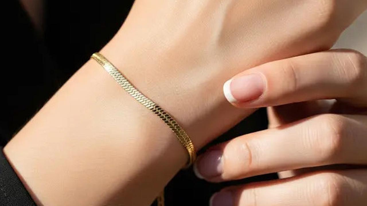 Tampil Elegan Gak Harus Boros, Pakai 7 Model Gelang Emas 2 Gram Kombinasi Klasik & Modern Ini!