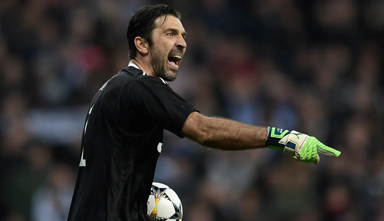 Kiper Juventus, Gianluigi Buffon memprotes wasit Michael Oliver saat bermain di kandang Real Madrid pada leg kedua perempat final Liga Champions, Rabu (11/4). Buffon marah setelah wasit memberikan hadiah penalti kepada Real Madrid. (OSCAR DEL POZO/AFP)