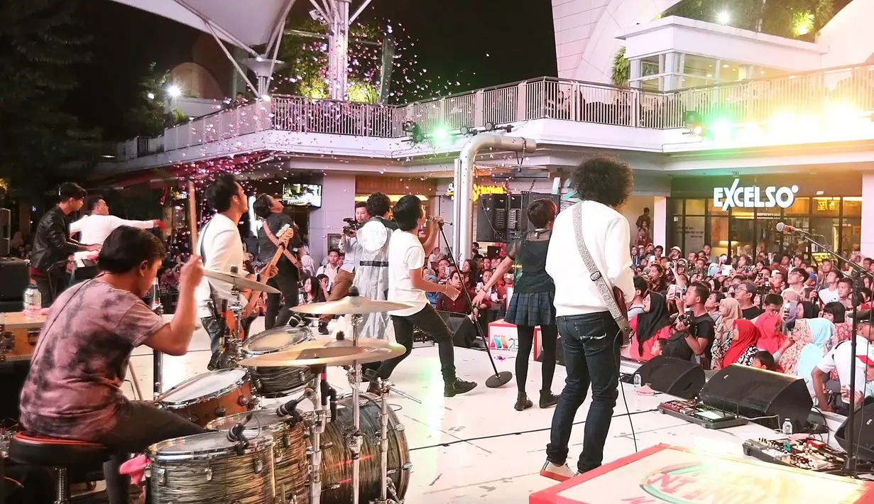 Band d'Masiv saat tampil bersama Dea Dalila dan Shima di acara Ngintip Bareng Musica, dipadati penonton. Suasana begitu meriah yang didominasi oleh remaja. (Bambang E Ros/Bintang.com)