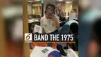 Vokalis band asal Inggris, The 1975 menuai kecaman dari warga Korea Selatan. Hal itu disebabkan dirinya menginjak bendera nasional Korea Selatan. Meski dianggap salah, ia tidak memberikan pernyataan maaf atas sikapnya tersebut.