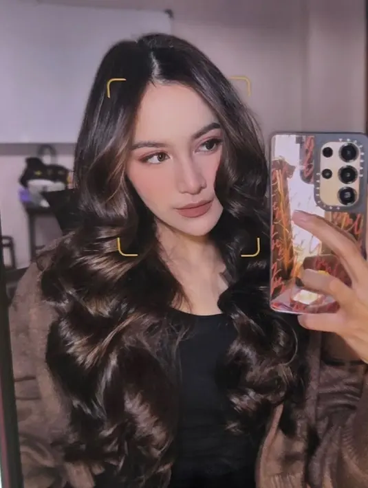 Mahalini tak ragu pamer rambut panjangnya yang ditata curly sleek yang pancarkan kilau di setiap helai.  Bikin para fans iri lantaran masih bisa memiliki rambut tebal setelah melahirkan [@mahaliniraharja]