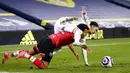 Pemain Southampton, Ryan Bertrand, berebut bola dengan pemain Leeds United, Helder Costa, pada laga Liga Inggris di Stadion Elland Road, Selasa (23/2/2021). Leeds United menang dengan skor 3-0. (Laurence Griffiths/Pool via AP)