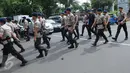 Sejumlah petugas kepolisian saat tiba di Gereja Katedral, Jakarta, Sabtu (24/12). Penjagaan oleh polisi dilakukan untuk menjaga kondusifitas agar acara Malam Misa Natal bisa berjalan lancar. (Liputan6.com/Helmi Afandi) 