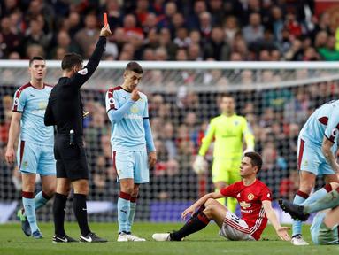 Manajer Jose Mourinho dan gelandang Ander Herrera diusir wasit ke luar lapangan saat Manchester United menjamu Burnley di Stadion Old Trafford pada laga Premier League 2016-2017, Sabtu (29/10/2016). (Reuters/Phil Noble)