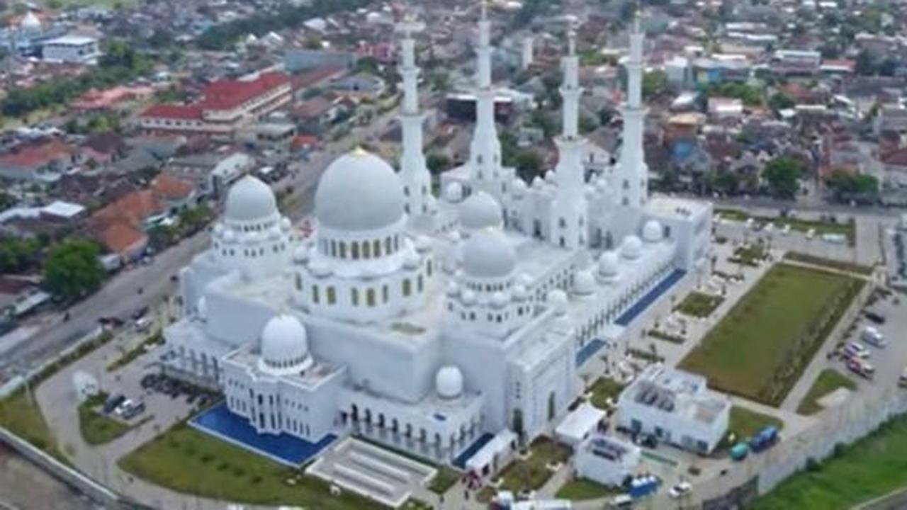 PT Arsa, penanggung jawab karyawan outsourcing Masjid Sheikh Zayed Solo membantah memotong gaji karyawan. Kasus ini terjadi murni karena sistem penggajian.
