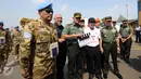 Panglima TNI Jenderal TNI Gatot Nurmantyo (tengah) mengetuk papan scene saat meninjau syuting perdana film ”Garuda 23” di Bandara Halim Perdanakusuma, Jakarta, Jumat (29/7). Film ini bertema misi perdamaian pasukan TNI. (Liputan6.com/Helmi Fithriansyah)