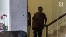 Wakil Presiden ke-11 RI Boediono berjalan seusai menjalani pemeriksaan di gedung KPK, Jakarta, Kamis (28/12). Sebelumnya, kedatangan Boediono tidak ada dalam jadwal atau agenda penyidikan/pemeriksaan KPK. (Liputan6.com/Faizal Fanani)