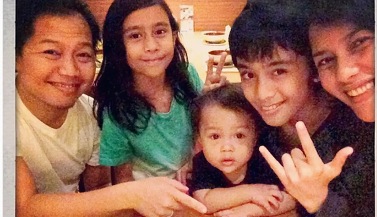 Sandhy Sondoro mendapat kue ulang tahun dari anak dan istrinya. (Instagram/@mssechan)