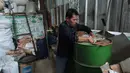Pengurus RW 01 memproses sampah plastik menjadi bahan bakar alternatif atau petasol di Jakarta, Senin (19/10/2026). Dari satu kilogram sampah, proses ini diklaim mampu menghasilkan sekitar 0,95 liter bahan bakar. (KLY/Budy Santoso)