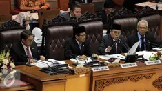 Ketua DPR Ade Komarudin (kedua kanan) mengesahkan RUU Pengampunan Pajak (Tax Amnesty) dan RAPBNP 2016 saat memimpin sidang Paripurna DPR, Jakarta, Selasa (28/6). Sidang tersebut dihadiri 261 anggota DPR dari total 558 anggota. (Liputan6.com/Johan Tallo)