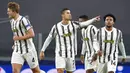 Striker Juventus, Cristiano Ronaldo, melakukan selebrasi usai mencetak gol ke gawang Ferencvaros pada laga Liga Champions di Turin, Rabu (25/11/2020). Juventus menang dengan skor 2-1. (Marco Alpozzi/LaPresse via AP)