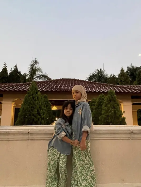 Tampil dengan denim dan rok floral, pilihan warna hijab nuansa khaki menyempurnakan gaya Aleena. [Foto: Instagram/ AleenaHutapeaaufar]