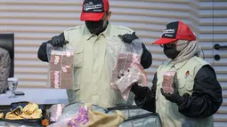 Uang tunai dalam pecahan rupiah dan mata uang asing diperlihatkan KPK sebagai barang bukti perkara dugaan suap pengurusan Hak Guna Bangunan (HGB) di Kantor BPN Kabupaten Bogor, Jakarta, Selasa (15/9/2026). Barang bukti tersebut disita dalam OTT yang dilakukan di wilayah Jabodetabek. (KLY/Budy Santoso)