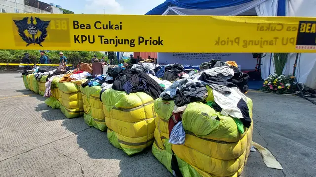 Direktorat Jenderal Bea dan Cukai Kementerian Keuangan (Bea Cukai Kemenkeu) berhasil menindak baju bekas impor ilegal. (Foto: Liputan6.com/Arief RH)