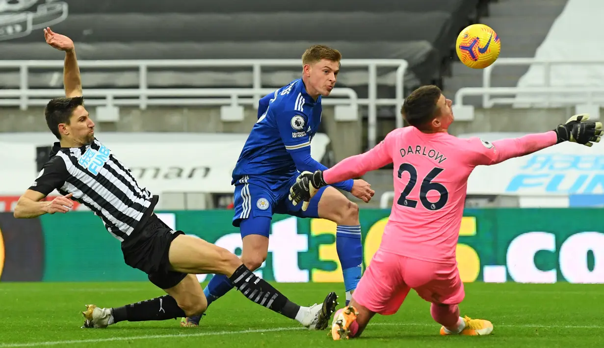 Gelandang Leicester City, Harvey Barnes (tengah) melepaskan tendangan yang masih bisa dimentahkan kiper Newcastle United, Karl Darlow dalam laga lanjutan Liga Inggris 2020/21 pekan ke-17 di St James'Park, Minggu (3/1/2021). Leicester City menang 2-1 atas Newcastle United. (AFP/Stu Forster/Pool)