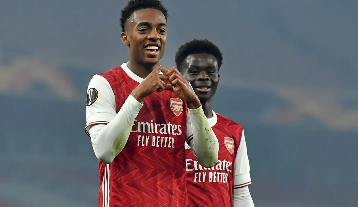 Gelandang Arsenal,  Joe Willock (kiri) berselebrasi usai mencetak gol ke gawang Molde pada pertandingan grup B Liga Europa di Emirates Stadium di London (5/11/2020). Arsenal menang telak atas Molde 4-1. (AFP/Glyn Kirk)