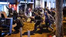 Demonstran bentrok dengan polisi saat memprotes penangkapan rapper Pablo Hasel di Barcelona, Spanyol, Selasa (16/2/2021). Pablo Hasel menggambarkan kasusnya sebagai perjuangan untuk kebebasan berbicara. (AP Photo/Emilio Morenatti)