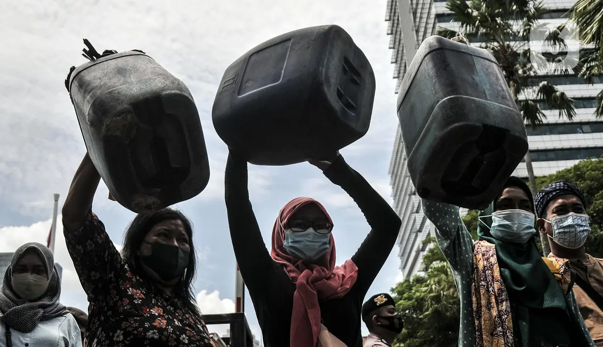 Warga RW 022 Muara Angke membawa jeriken saat berunjuk rasa di depan Kantor Balai Kota DKI Jakarta, Selasa (22/2/2022). Warga menyerahkan surat pengajuan air bersih ke Gubernur DKI Jakarta dan menuntut Pemprov DKI meminta PAM Jaya memberikan pelayanan air bersih. (merdeka.com/Iqbal S. Nugroho)