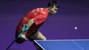 Petenis meja China, Shuo Yan, berusaha mengembalikan bola saat melawan petenis meja Korsel, Lee Seho, pada laga Asian Para Games di Ecovention Ancol, Jakarta, Sabtu (6/10/2018). (Bola.com/Vitalis Yogi Trisna)