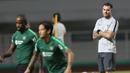 Pelatih Timnas Indonesia, Simon McMenemy, mengamati anak asuhnya saat sesi latihan di Stadion Pakansari, Bogor, Kamis (22/8). Latihan tersebut untuk persiapan jelang laga kualifikasi Piala Dunia 2022. (Bola.com/M Iqbal Ichsan)