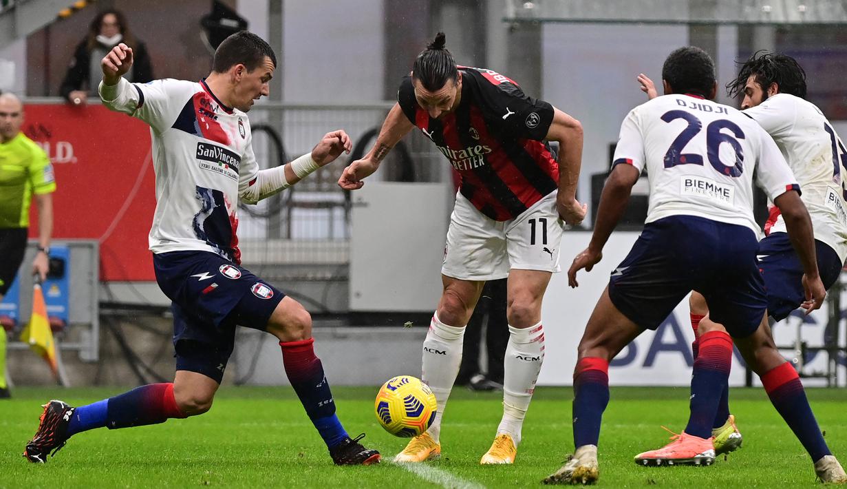 Striker AC Milan, Zlatan Ibrahimovic (tengah) dikepung tiga pemain Crotone dalam laga lanjutan Liga Italia 2020/21 pekan ke-21 di San Siro Stadium, Milan, Minggu (7/2/2021). AC Milan menang 4-0 atas Crotone. (AFP/Miguel Medina)