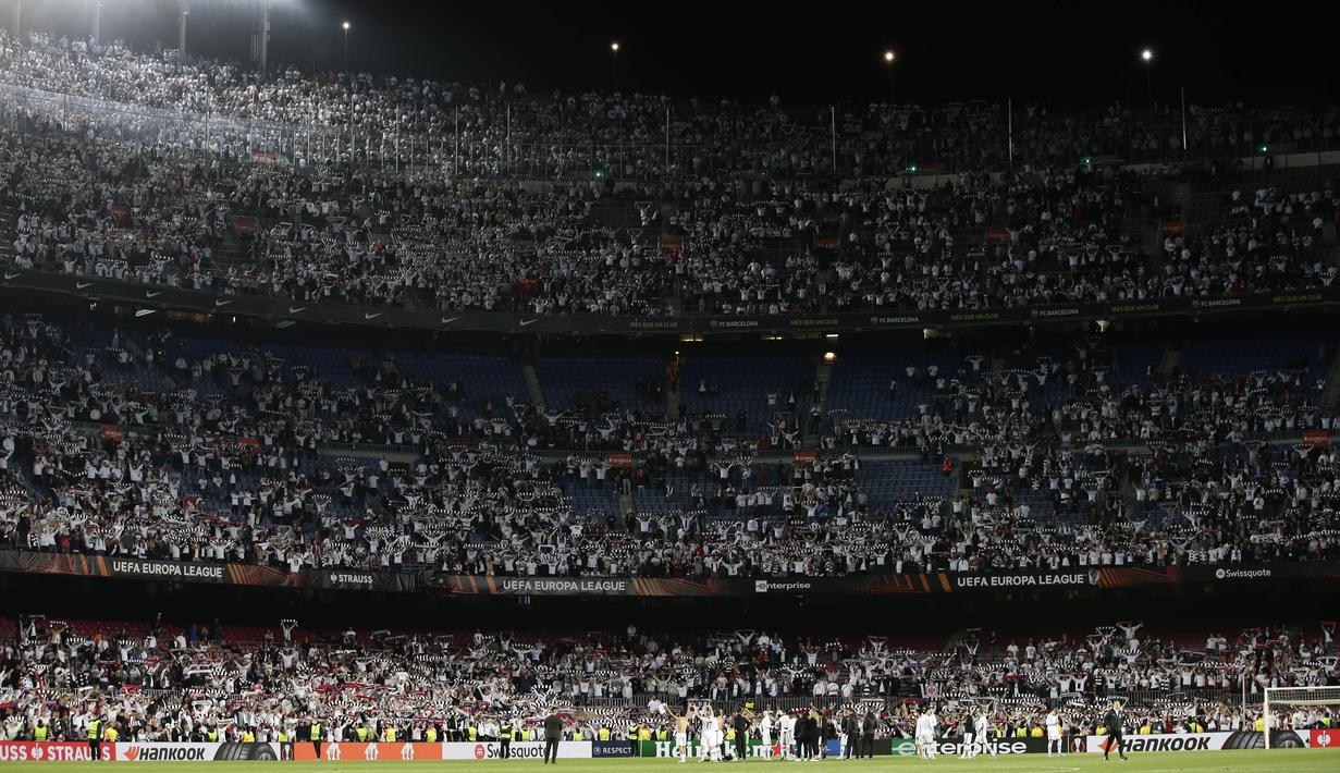 Pemandangan yang tak biasa terlihat di markas Barcelona, Stadion Camp Nou, saat laga leg kedua perempat final Liga Europa digelar pada Jumat (15/4/2022). (AP/Joan Monfort)