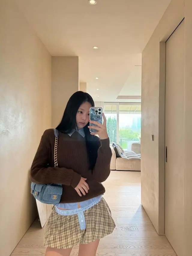 Ide Mix and Match Kemeja Polos ala Jennie BLACKPINK  (photo by instagram.com/jennierubyjane)