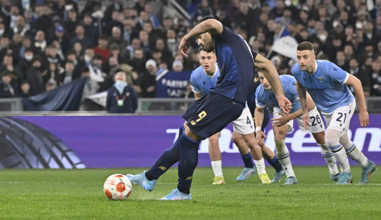 Penyerang Porto Mehdi Taremi mencetak gol ke gawang Lazio pada leg kedua play-off babak 16 besar Liga Europa di Stadio Olimpico, Jumat (25/2/2022) dini hari WIB. Porto berhasil melaju ke babak 16 besar setelah menahan imbang Lazio 2-2 dengan agregat 4-3 (Fabrizio Corradetti/LaPresse via AP)