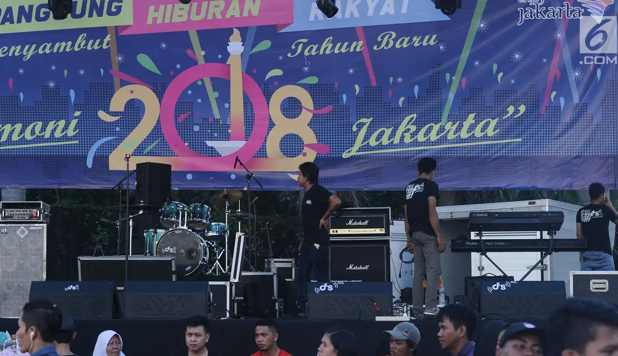Pekerja menyiapkan panggung utama perayaan malam pergantian tahun di kawasan Bundaran Hotel Indonesia, Jakarta, Minggu (31/12). Sejumlah panggung hiburan disediakan Pemprov DKI Jakarta mulai Bundaran HI sampai Monas. (Liputan6.com/Helmi Fithriansyah)