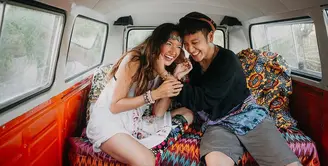 Beberapa bulan belakangan ini beredar kabar Nadine Chandrawinata dan Dimas Anggara bertunangan. Bahkan, sempat senter beredar kabar keduanya melangsungkan pernikahan. (Instagram/dimsanggara)