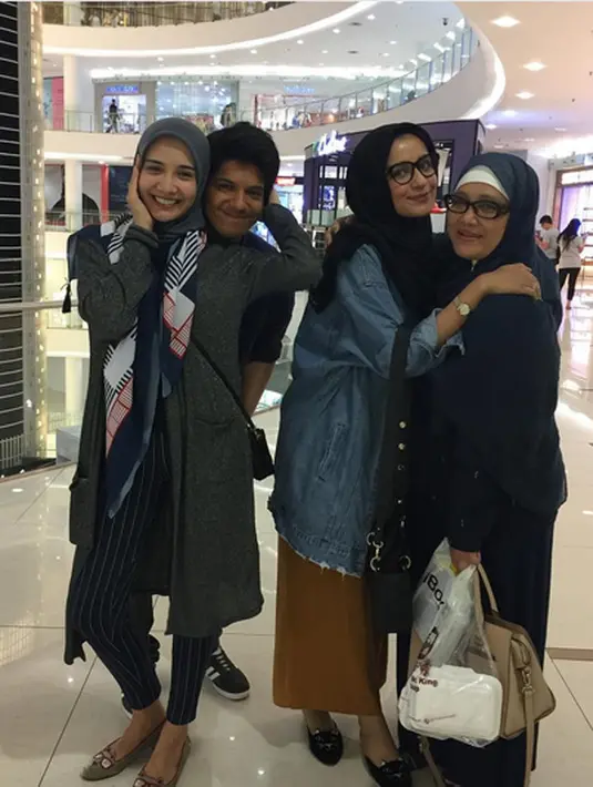 Fanny mengaku tak kuasa menahan air matanya ketika mendengar cerita Shireen. Putrinya menceritakan perubahan positif dalam memperdalam agama. Seperti diketahui, sejak beberapa tahun Wisnu mengurangi kegiatannya di dunia hiburan. (Instagram/fenny.bauty)