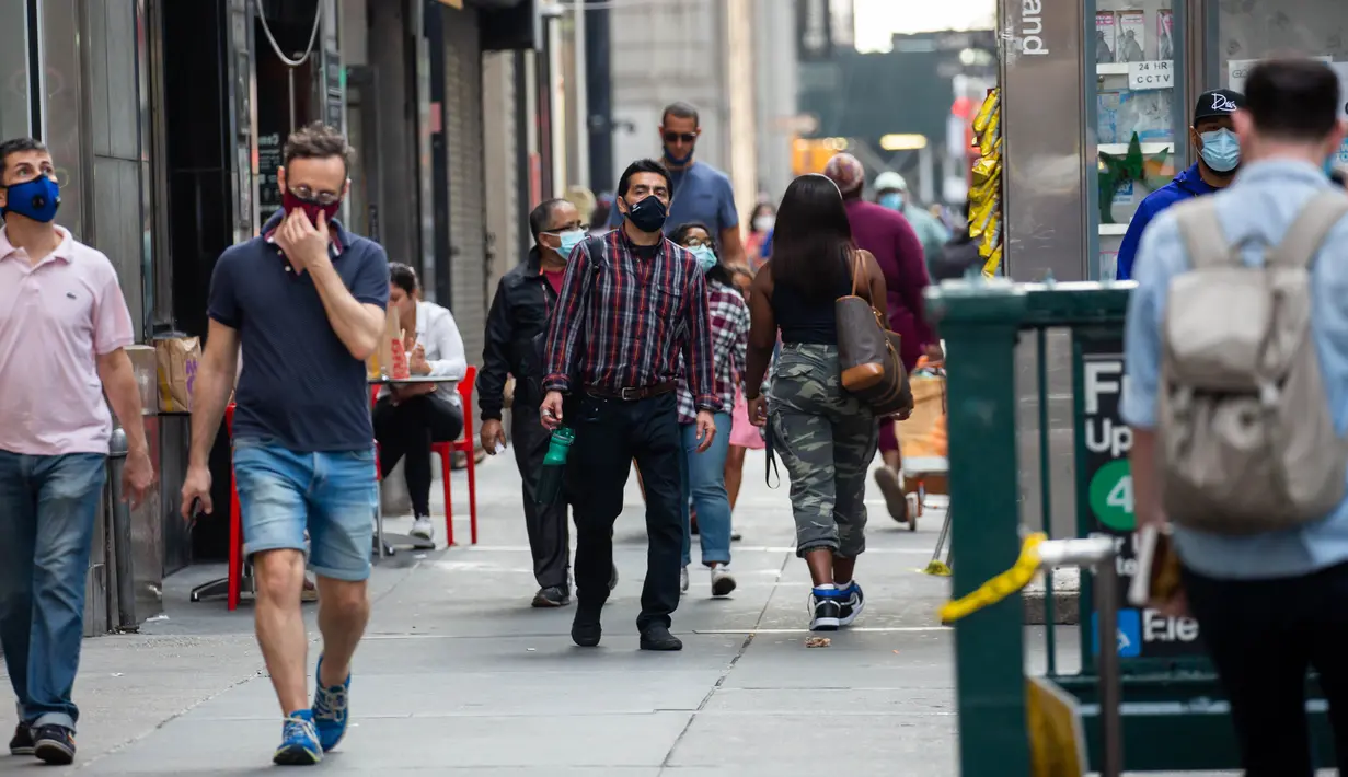 Para pejalan kaki yang memakai masker berjalan di sepanjang Broadway, New York, Amerika Serikat, 25 September 2020. Hingga 25 September 2020, sebanyak 7.005.746 orang di Amerika Serikat terinfeksi COVID-19, dengan 203.240 orang meninggal dunia. (Xinhua/Michael Nagle)
