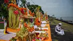 Seorang umat Hindu mempersiapkan persembahan untuk sembahyang selama upacara ritual Melasti di Pantai Arafuru, Surabaya, 23 Maret 2025. (JUNI KRISWANTO/AFP)