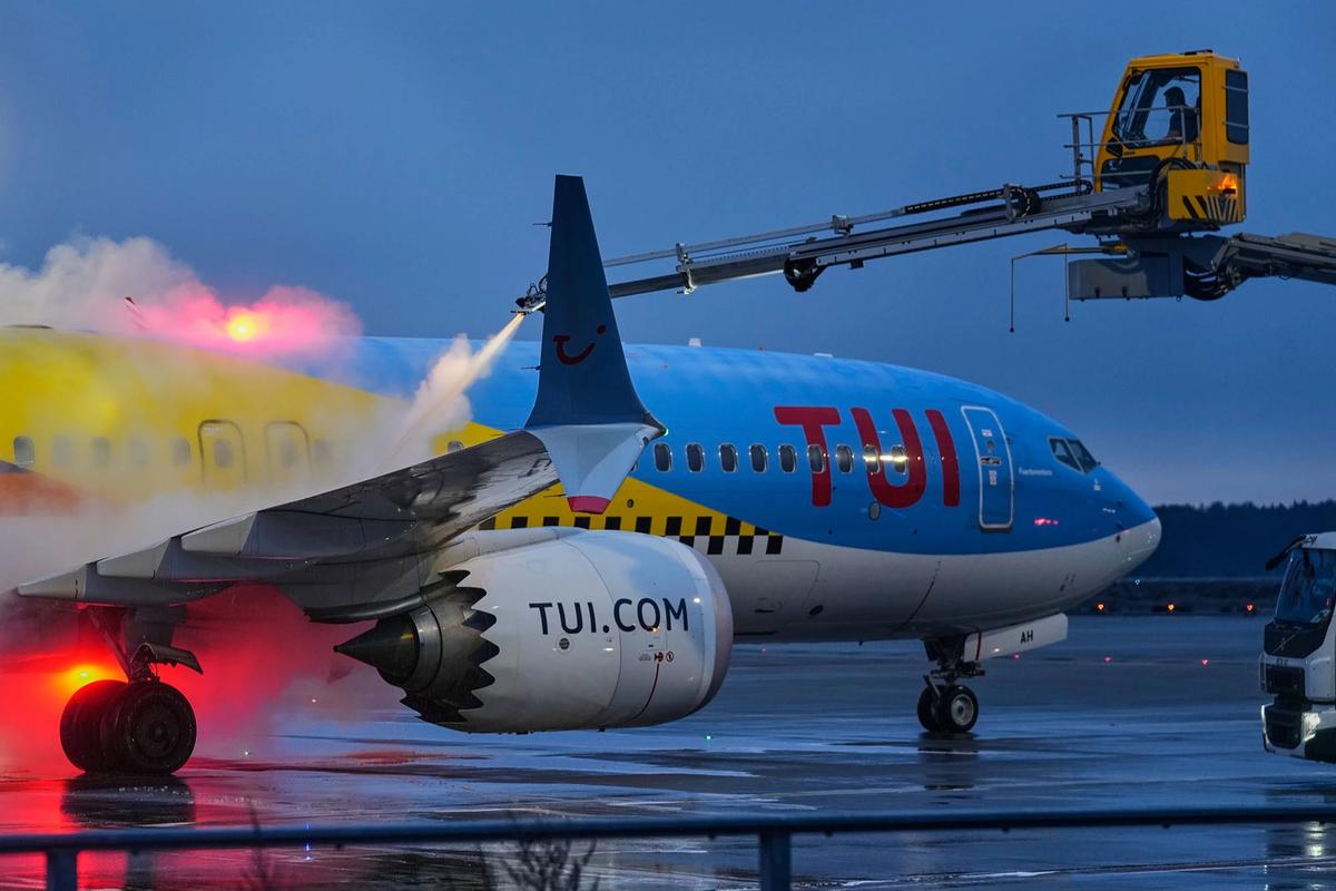 FOTO: Pesawat Dideicing di Tengah Suhu Ekstrem Frankfurt Jerman