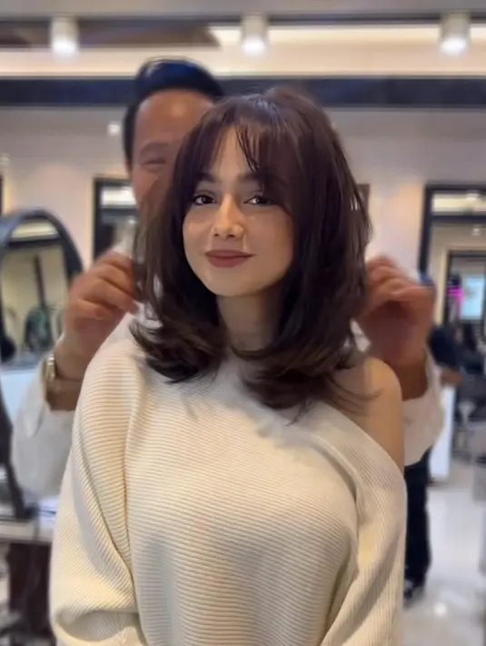 Setelah sebelumnya unggah potret terbaru dirinya dengan rambut baru di Instagram Story, kini artis yang namanya melambung lewat sinetron Mermaid in Love bagikan foto dirinya di feeds Instagram. [@syifahadju].