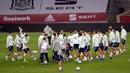 Pemain Timnas Spanyol saat mengikuti sesi latihan jelang menghadapi Jerman pada laga lanjutan Grup 4 UEFA Nations League di Stadion De La Cartuja, Selasa (17/11/2020). Spanyol akan berhadapan dengan Jerman. (AFP/Cristina Quicler)