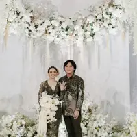 Mahalini juga memilih makeup dengan nuansa lembut. Riasan mata dengan pulasan eyeshadow cokelat disertai lipstik nude tetap menampilkan kesan menawan yang sempurna.  [Foto: Instagram/ Thebridestory]