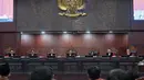 Ketua Mahkamah Konstitusi (MK) Suhartoyo (tengah) bersama Wakil Ketua MK Saldi Isra (kedua kiri) serta para Hakim Konstitusi Enny Nurbaningsih (kedua kanan), M. Guntur Hamzah (ketiga kanan), Daniel Yusmic P. Foekh (ketiga kiri), Adies Kadir (kiri), Arsul Sani (kedua kanan), dan Lilik P. Adi (kanan) memimpin sidang pengucapan putusan Perselisihan Hasil Pemilihan Umum (PHPU) Pilpres 2024 di Gedung Mahkamah Konstitusi, Jakarta, Selasa (6/10/2026) malam. Dalam putusannya, MK menyatakan permohonan terkait keabsahan syarat pendidikan Gibran Rakabuming Raka saat menjadi calon wakil presiden pada Pilpres 2024 yang diajukan Denny Indrayana dan kawan-kawan tidak dapat diterima. (KLY/Budy Santoso)