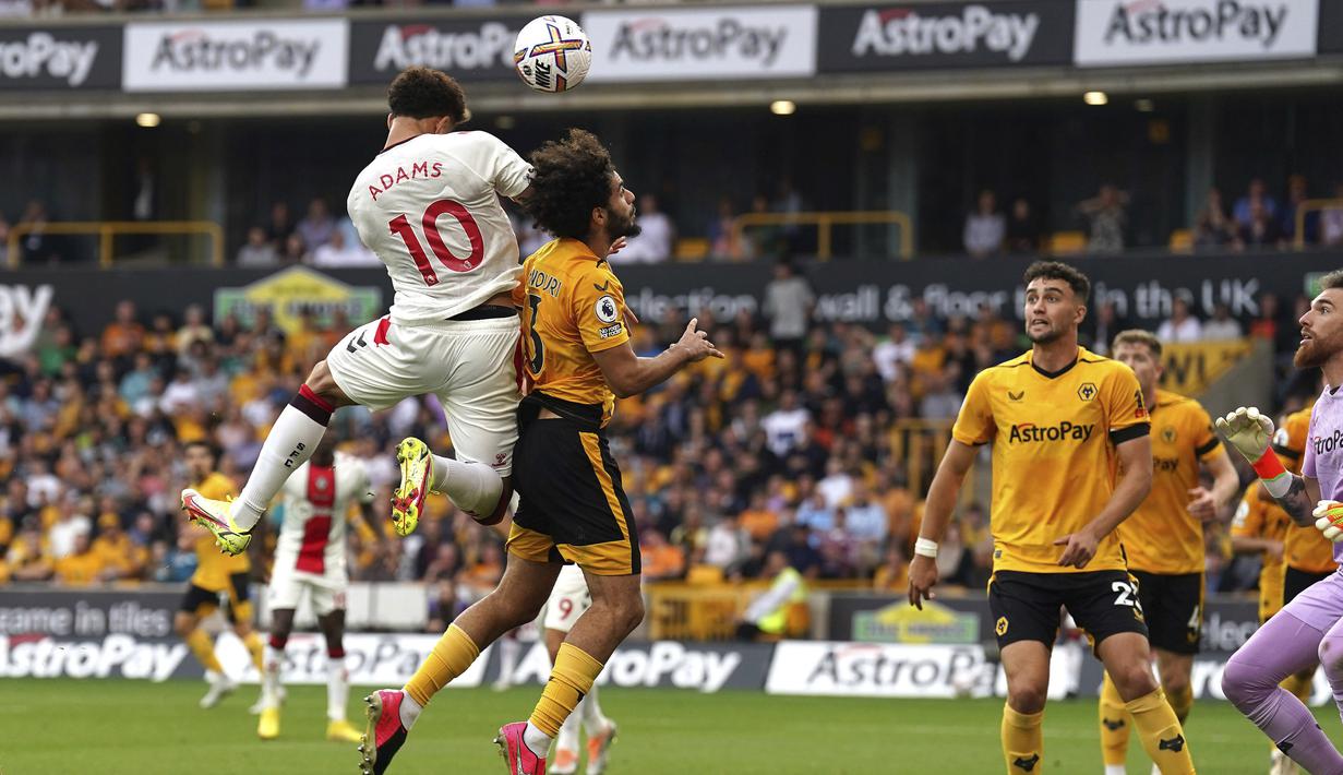 Pada menit ke-62 seharusnya pemain Southmapton Che Adams bisa menyamakan kedudukan saat melawan Wolverhampton Wandereres. Namun gol tersebut dianulir oleh wasit karena gol sundulan Adams mengenai tangannya terlebih dahulu. (AP via PA/Tim Goode)