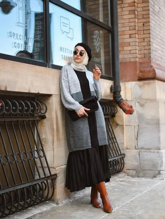 OOTD kali ini juga cocok untuk cuaca dingin. Kombinasikan long cardigan dengan rok plisket. Tambahkan topi baret sebagai aksesori. (Instagram/elifd0gan).